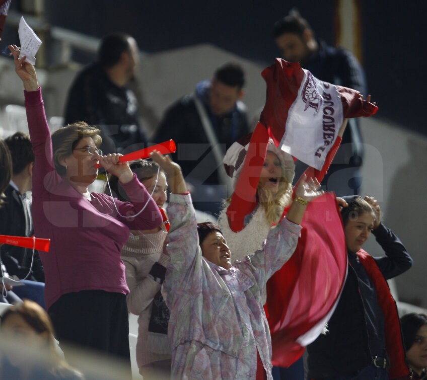 Femeile şi copiii au luat cu asalt stadionul din Giuleşti foto: Cristi Preda