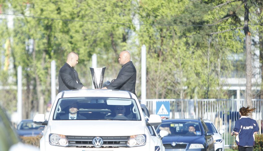 Trofeul Europa League a ajuns la
București: Platini
l-a înmînat
ieri primarului
Oprescu într-o
festivitate
organizată la
Național Arena
