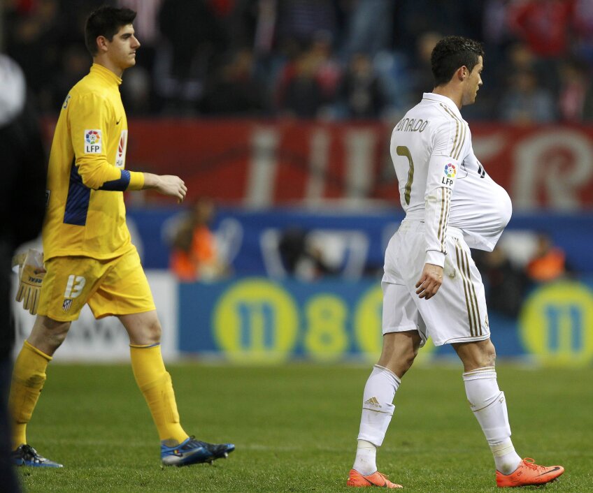 Cristiano Ronaldo și portarul pe care l-a bătut de trei ori, belgianul Courtois (foto: Reuters)