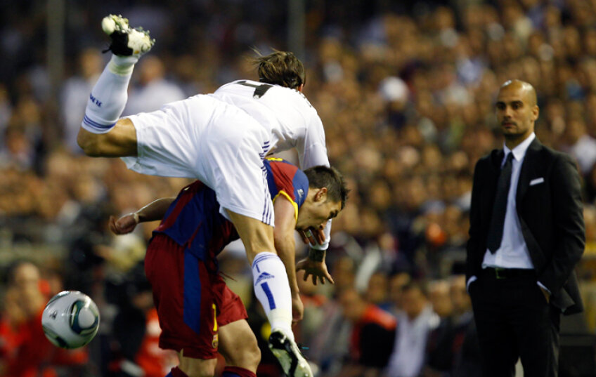 Asemenea dueluri au devenit nelipsite dintr-un El Clasico (foto: Reuters)