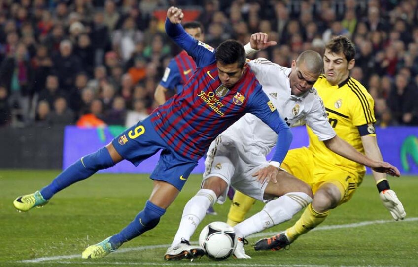 Casillas şi Pepe încearcă să reziste energiei lui Alexis, chilianul din atacul Barcelonei.