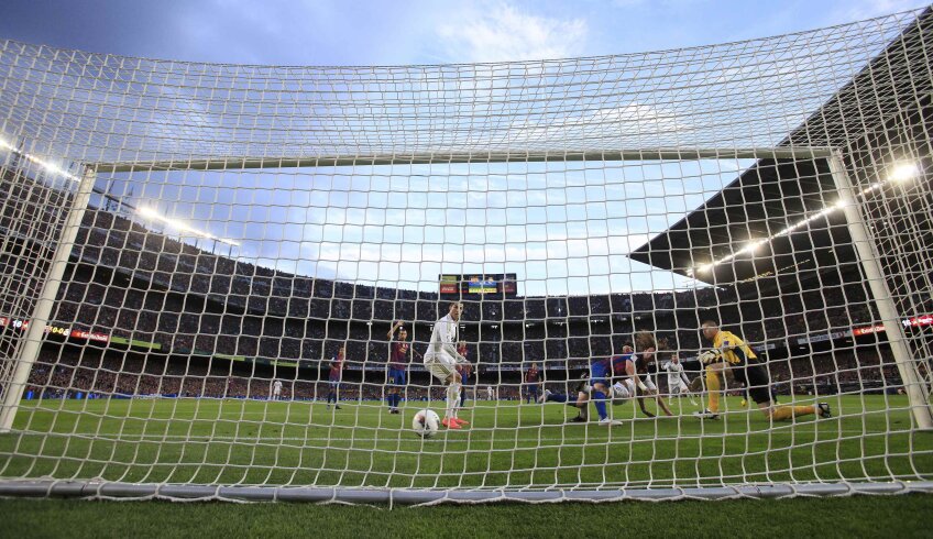 Acesta a fost primul gol al meciului. Khedira (mascat de Puyol) înscrie din picioarele căpitanului blaugrana. Valdes (dreapta), portarul Barçei, e fără iluzii. Cristiano (centru) e gata să sară de bucurie: 0-1