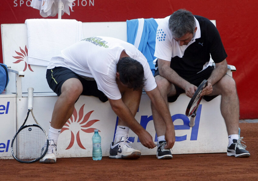 Moment de neegalat: Pavel îi strînge şireturile lui Hagi // Foto: Raed Krishan