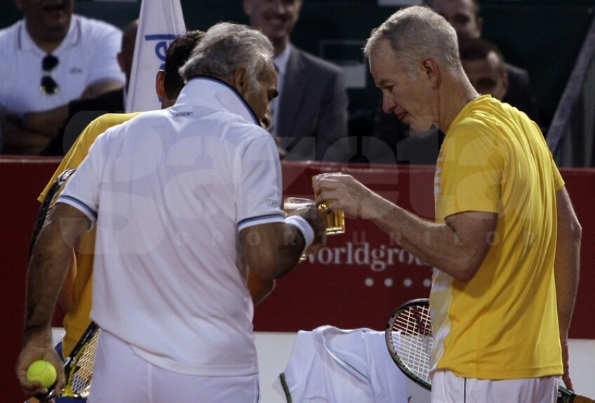 Bahrami şi McEnroe s-au întreţinut la o bere la schimburile dintre gameuri // Foto: Raed Krishan