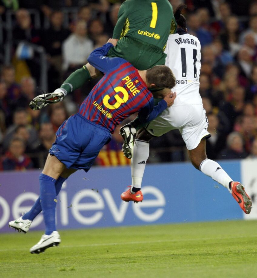 Gerard Pique s-a ciocnit violent de Victor Valdes şi a fost transportat la spital (sursa foto:Reuters)