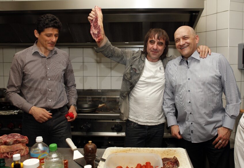 Belodedici și Balint au intrat în bucătărie, curioși să vadă cum prepară bucătarul basc Imanol Jaka (centru) deliciosul 