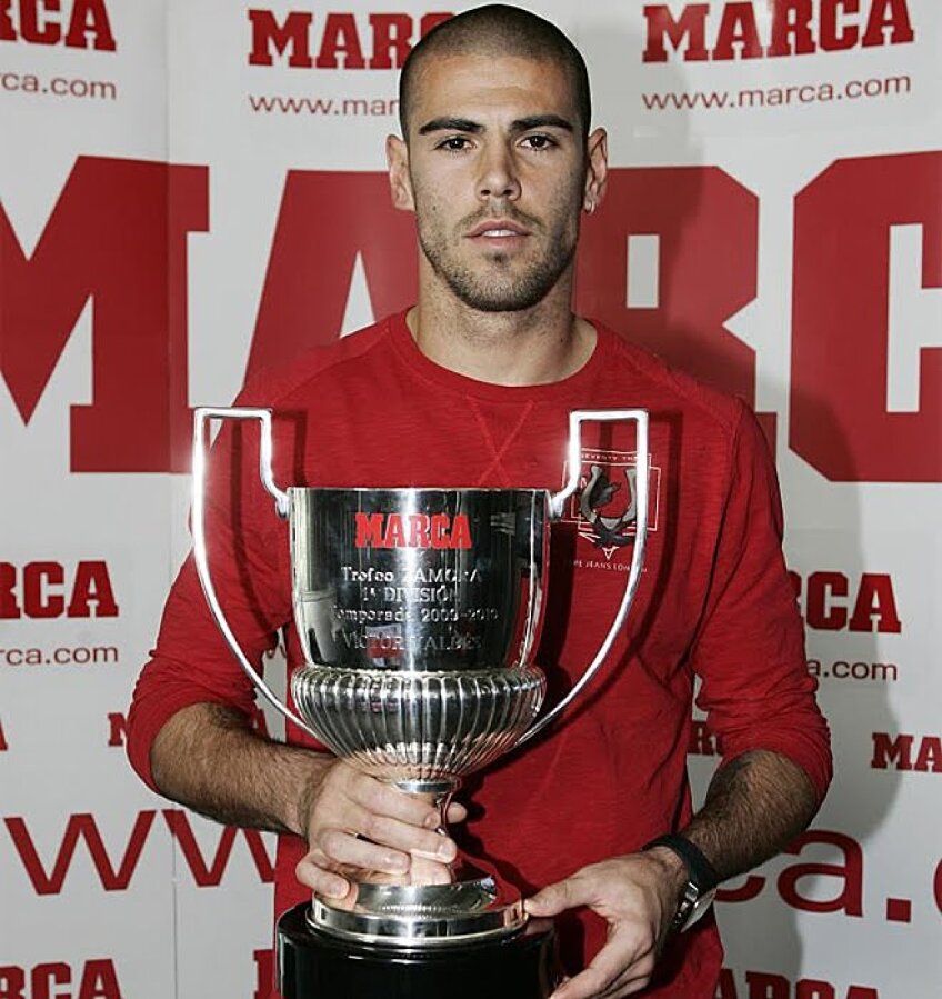 Victor Valdes cu trofeul Zamora. Foto: Marca