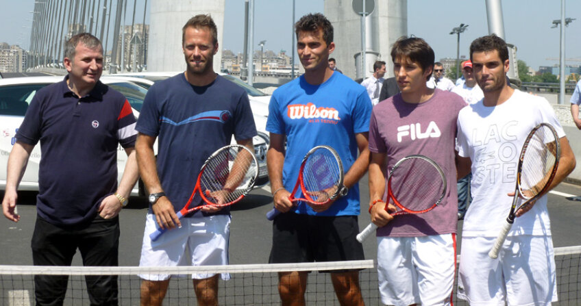 Goran Djokovici, Robert Lindstedt, Horia Tecău, Dusan Lajovici şi Pablo Andújar (de la stînga la dreapta) au pozat în dreptul minifileului // Foto: ATP