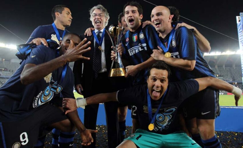 Cristi Chivu, patronul Moratti (ambii cu mîna pe trofeu) şi alţi jucători ai Interului, bucuroşi după cîştigarea Mondialului cluburilor: 2010, Abu Dhabi, 3-0 cu Mazembe (RD Congo)