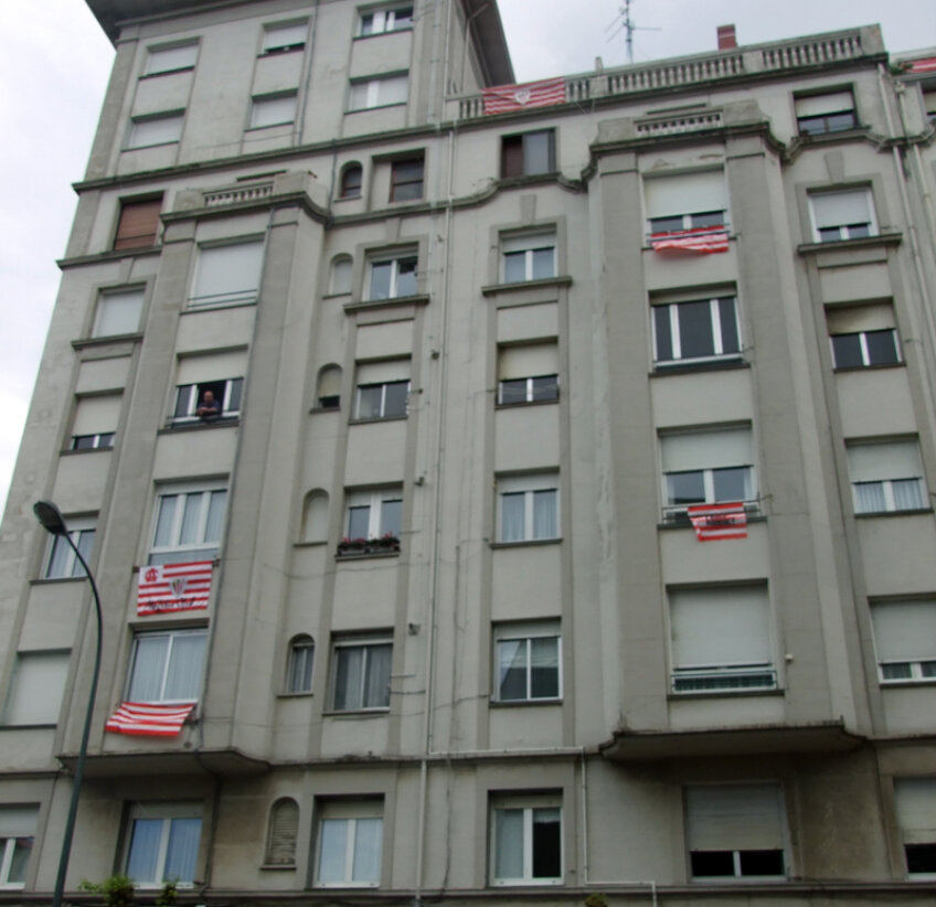 Steagurile decorează clădirile din Bilbao, în aşteptarea finalei de azi