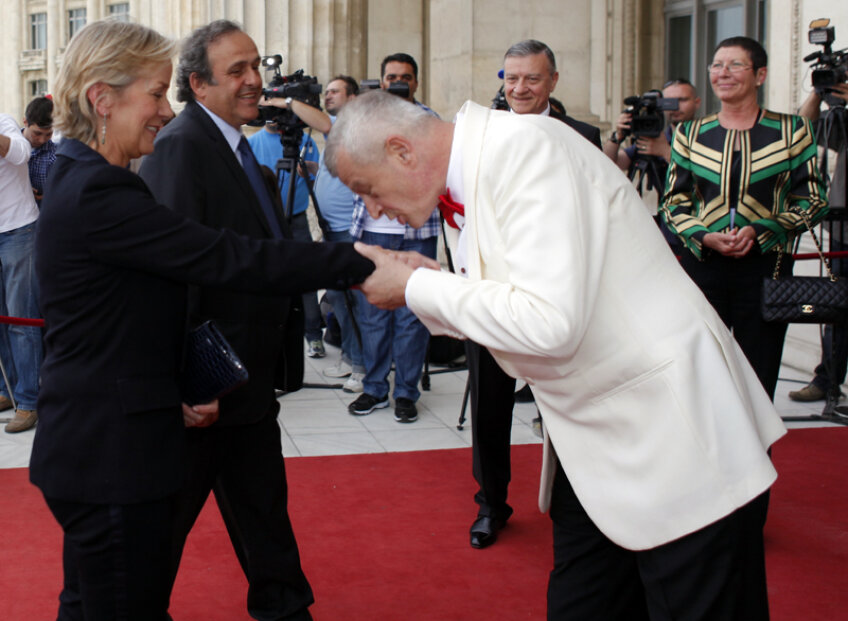 Îmbrăcat cu sacou alb și papion roșu, primarul Sorin Oprescu i-a uimit pe Michel Platini și pe soția acestuia, Christelle
