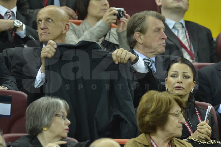 ÎN FAŢĂ SACOUL, ÎN SPATE EROUL: Ilie Năstase se camuflează la dreapta soţiei. Sau vrea să acopere privirea ireală a lui Collina, de deasupra?