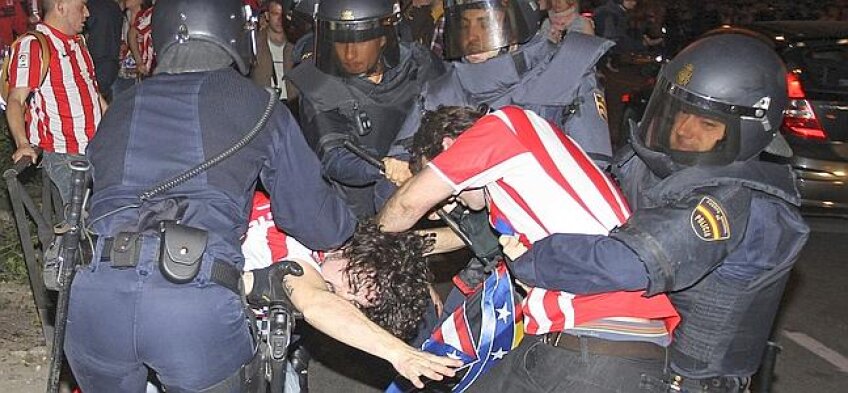 Încleștările cu poliția nu au lipsit din ”meniul” fanilor lui Atletico