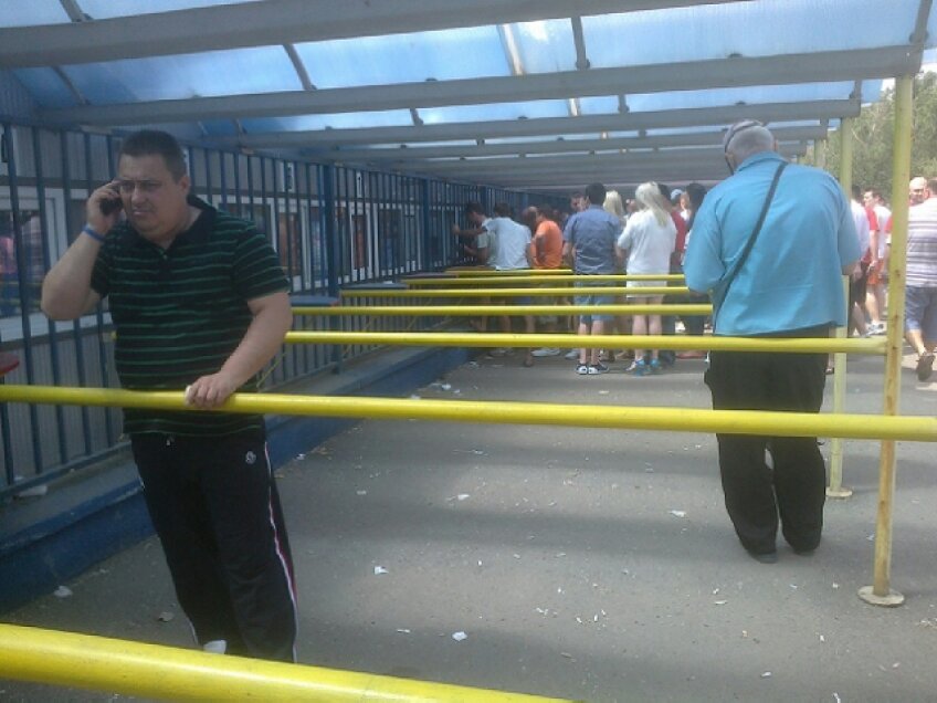 Unul dintre bişniţari îşi desfăşoară nestingherit activitatea