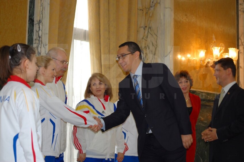 Victor Ponta le-a premiat pe gimanstele care au reprezentat România la Europeanul de la Bruxxeles