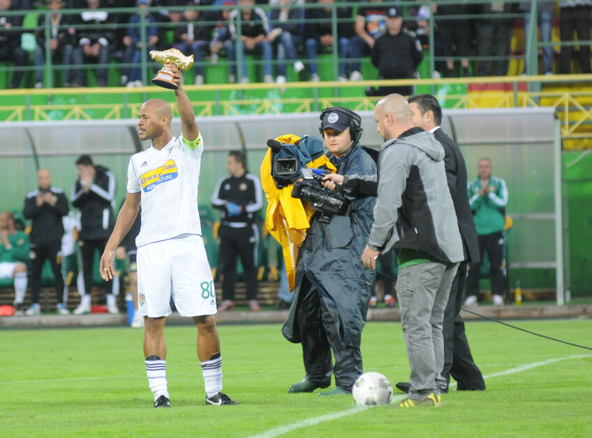 Wesley prezinta trofeul primit (foto: Gabriel Tănase)