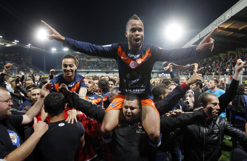 Jucătorii lui Montpellier sărbătoresc titlul după meciul cu peripeții de la Auxerre, întrerupt în total 41 de minute din cauza fanilor gazdă // Foto: Reuters