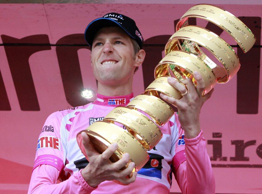 Ryder Hesjedal în roz, cu trofeul Turului Italiei în mîini (foto: reuters)