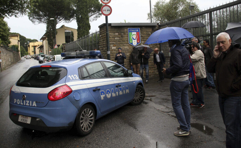 Poliția a intrat ieri în cantonamentul de la Coverciano pentru a-l interoga pe Criscito. Joi vine rîndul Comisiei de Disciplină să judece 22 de cluburi și 61 de persoane implicate în 