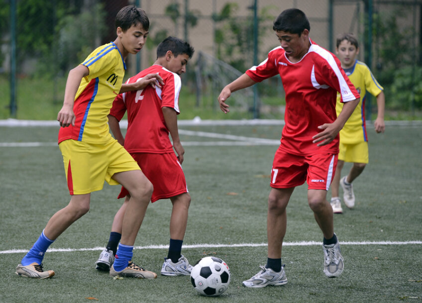 Sportivii cu dizabilități intelectuale fac echipă cu copiii normali