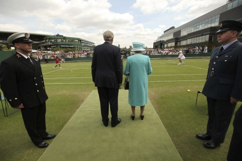 În 2010, turneul de tenis de
la Wimbledon a primit-o în
vizită pe suverana britanică