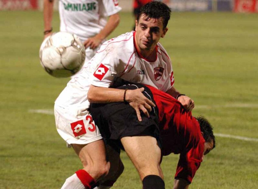 Semeghin, acum în vîrstă de 33 de ani, a jucat fotbal la Foresta Suceava, Dinamo, Petrolul, FC Argeş, Oţelul, Gaz Metan, dar şi în Israel, la Hapoel Petah Tikva