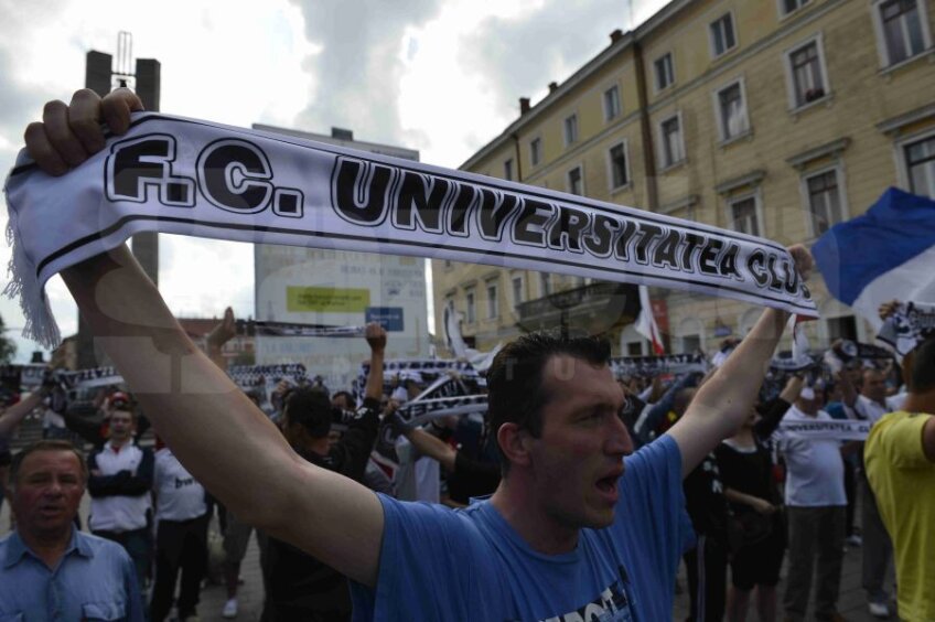 Fanii Universităţii au ieşit în stradă. foto: Lorand Vakarcs