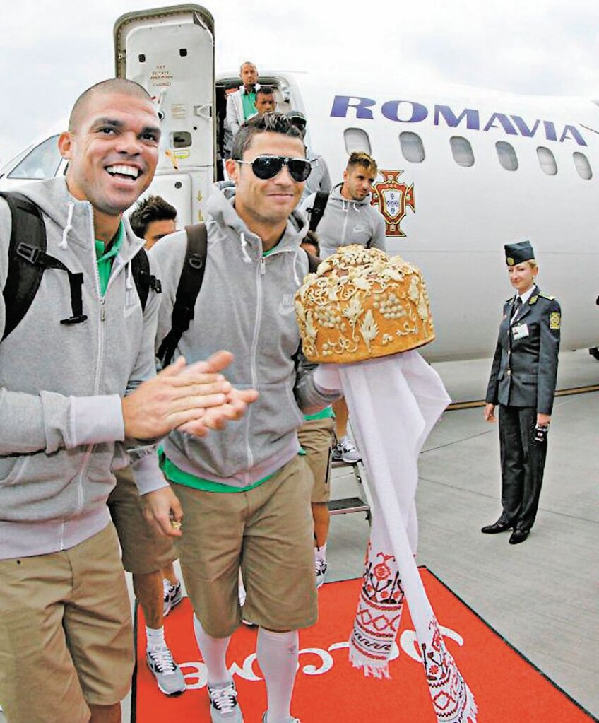 Pepe şi Cristiano în faţa aeronavei Romavia