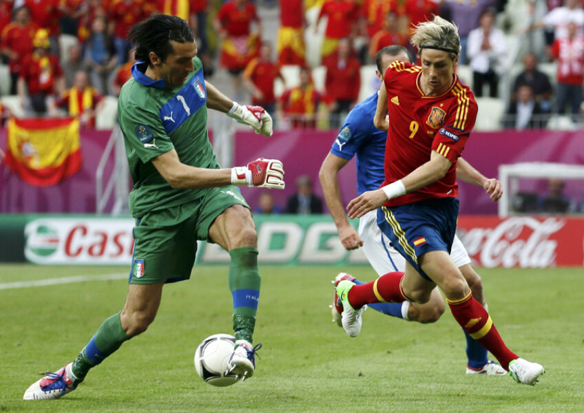 Buffon (stînga) aleargă după Torres. Nu l-a scăpat pe spaniol // Foto: Reuters