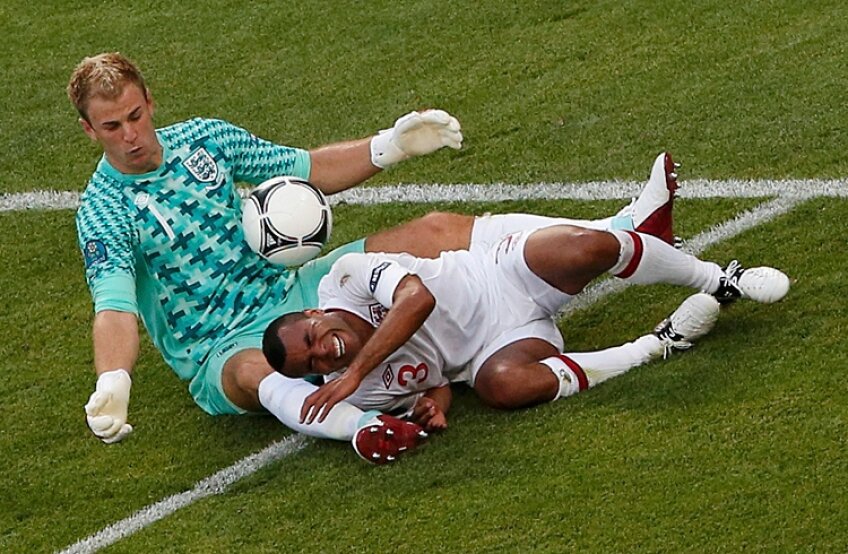 Ashley Cole n-a putut frîna și s-a ciocnit zdravăn cu propriul portar, Hart (foto: Reuters)