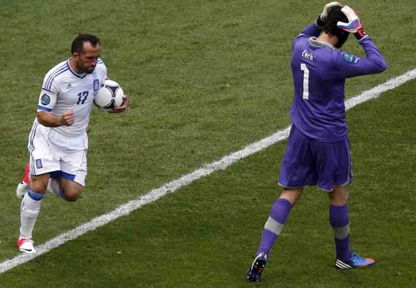 Petr Cech (dreapta), afectat de gafa făcută la golul lui Gekas // Foto: Reuters