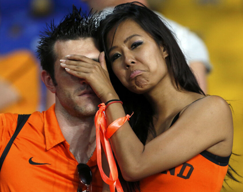 Suporterii olandezi încearcă să îşi ascundă dezamăgirea după cele două eşecuri ale favoriţilor