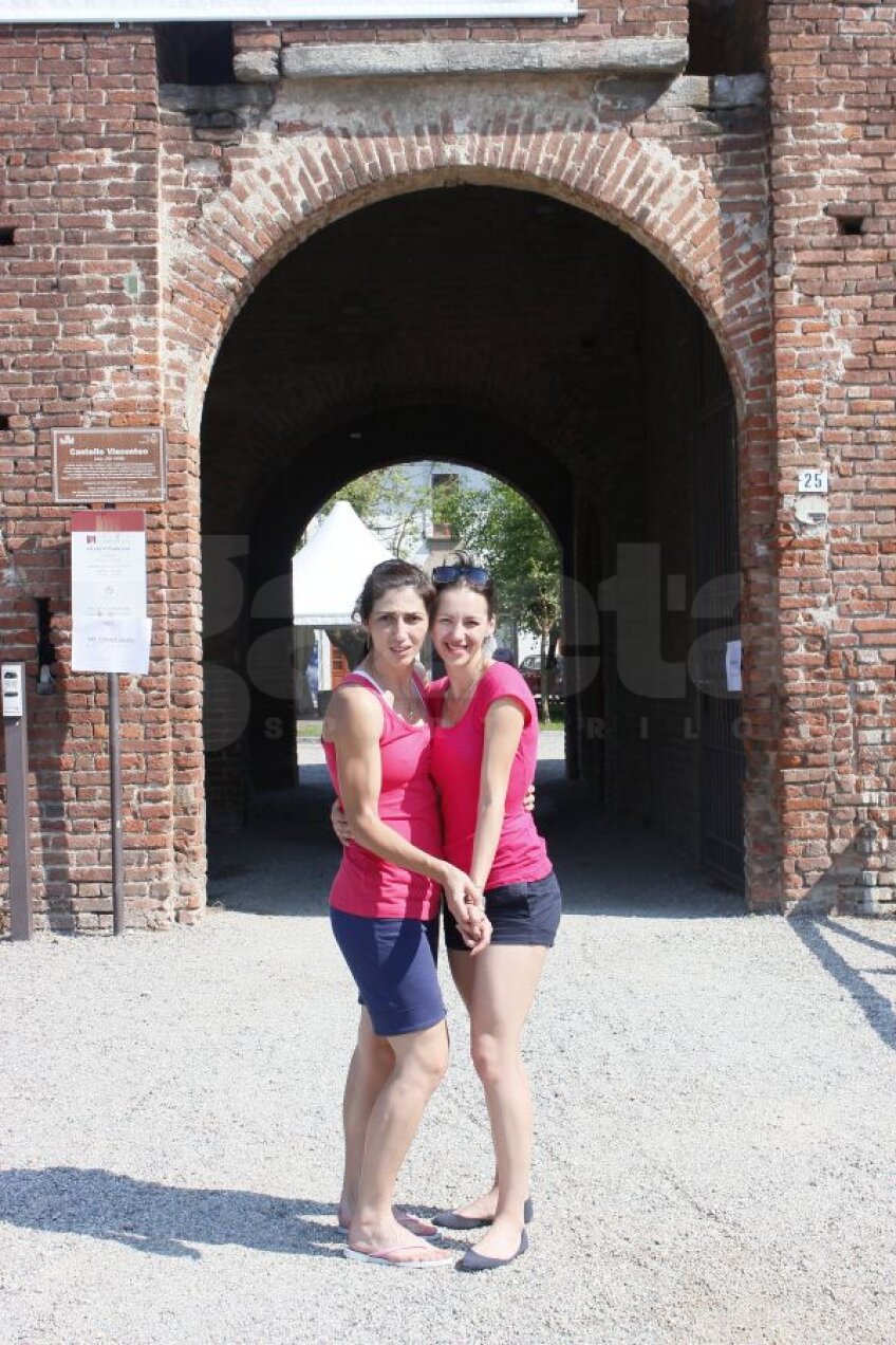 Anca Măroiu (stînga) și Simona
Gherman în fața porții de intrare
în Castelul Visconteo, acolo unde
vineri au cucerit medaliile de aur
și argint la Europene