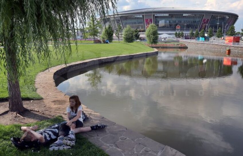 Tineri ucraineni îndrăgostiți în splendidul
parc din fața stadionului Donbass