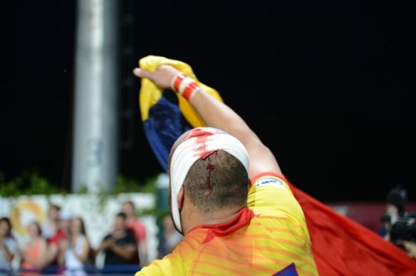 Tricolorul pătat cu sînge de Viorel Lucaci, cel care a terminat meciul cu capul spart