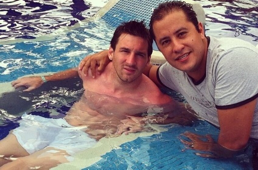 Un fan s-a băgat îmbrăcat în apă numai să se pozeze cu Messi (foto: elmundodeportivo.es)