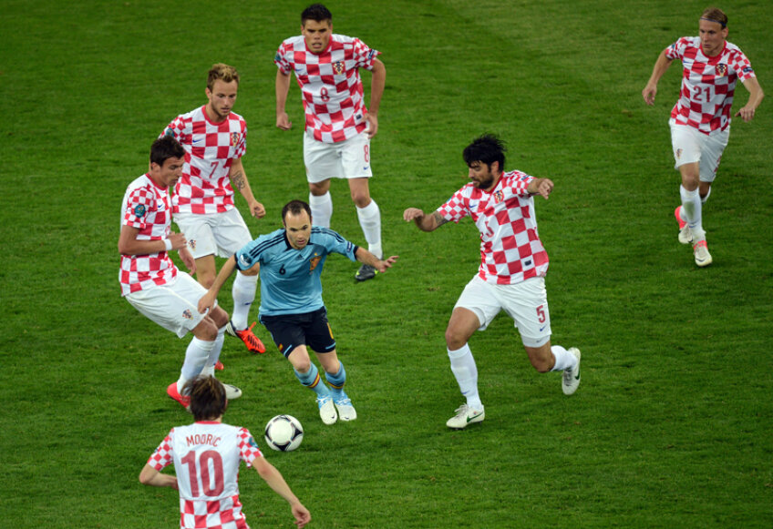 Şase croaţi, Modrici, Mandzukici, Rakitici, Vukojevici, Corluka şi Vida (de la stînga la dreapta), îl vînează pe micuţul Iniesta // Foto: Mediafax/AFP