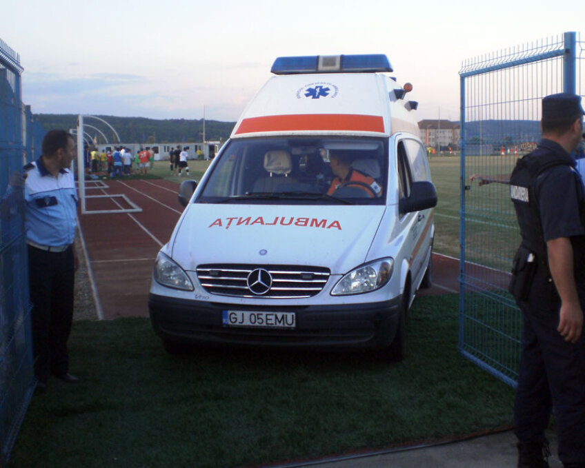 Momentele în care ambulanţa îl preia pe Cruceru şi iese din stadion