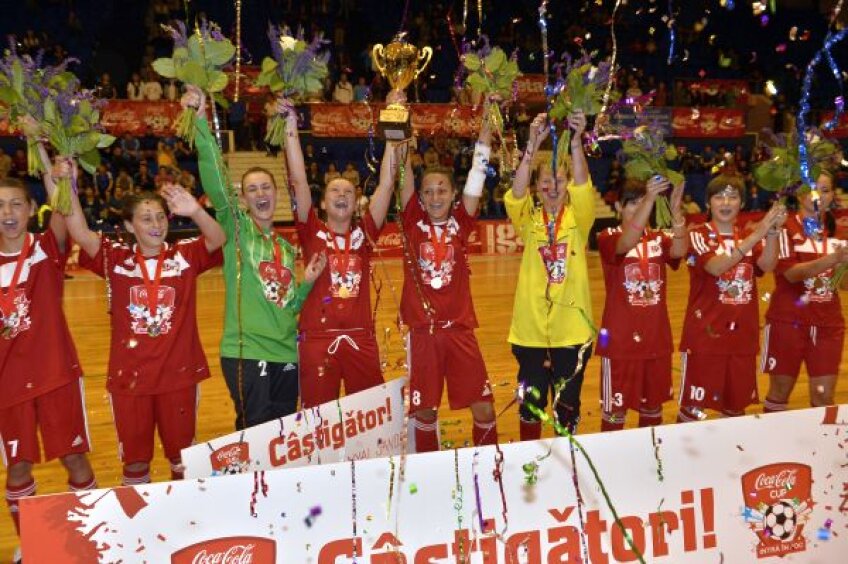 În avionul care decolează astăzi spre Donețk se vor afla cîștigătorii Cupei
Coca-Cola, ediția 2012. Atît băieții de la “Benjamin Franklin”, din București,
cît și fetele de la “Banyai Janos”, din Odorheiu Secuiesc, vor urmări din
tribună sfertul de finală de la Euro 2012, Spania - Franța, împreună cu antrenorii
care au condus cele două echipe de liceeni spre succes
