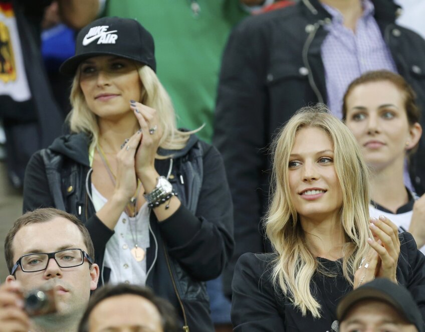Blondele Lena Gercke și Sarah Brandner, iubitele lui Khedira, respectiv Schweinsteiger (foto: Reuters)