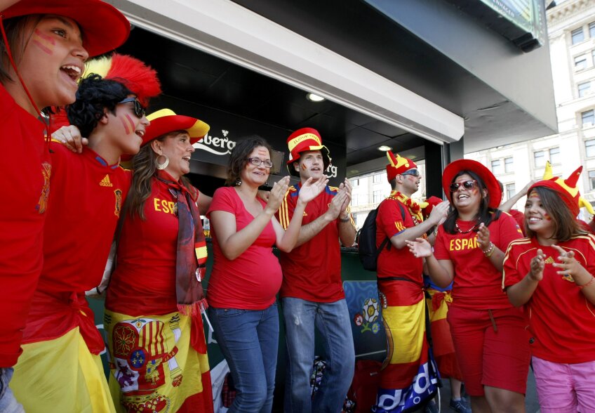 Fanii spanioli îi domină numeric pe cei italieni (foto: Reuters)