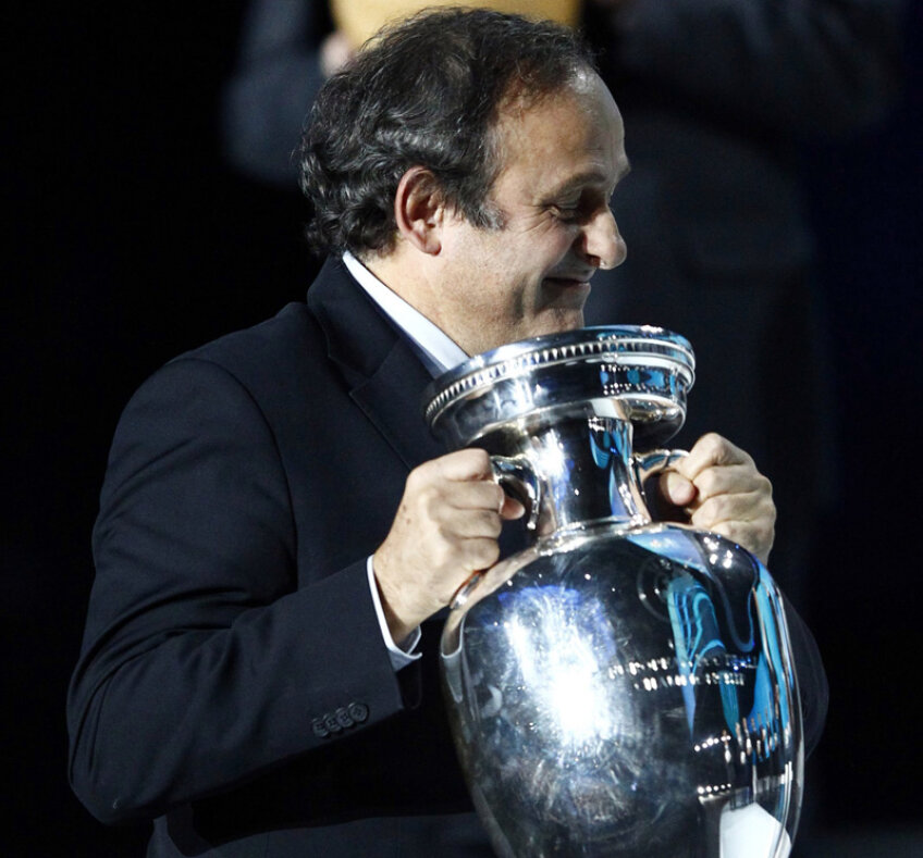 Michel Platini şi copilul său, trofeul Euro // Foto: Reuters