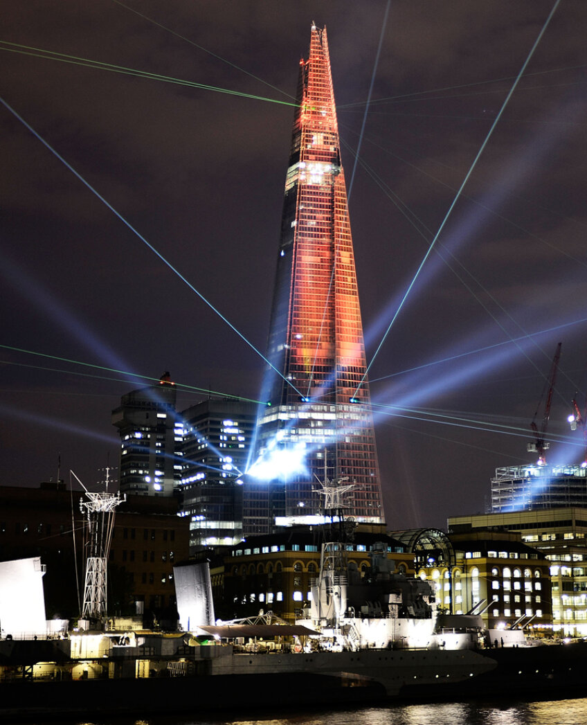 The Shard, cea mai înaltă clădire din Europa la cei 309,6 metri ai săi, şi-a sărbătorit joi seară finalizarea faţadelor cu jocuri de lumini şi lasere colorate. Încă o emblemă a Londrei în anul olimpic // Foto: Guliver/GettyImages