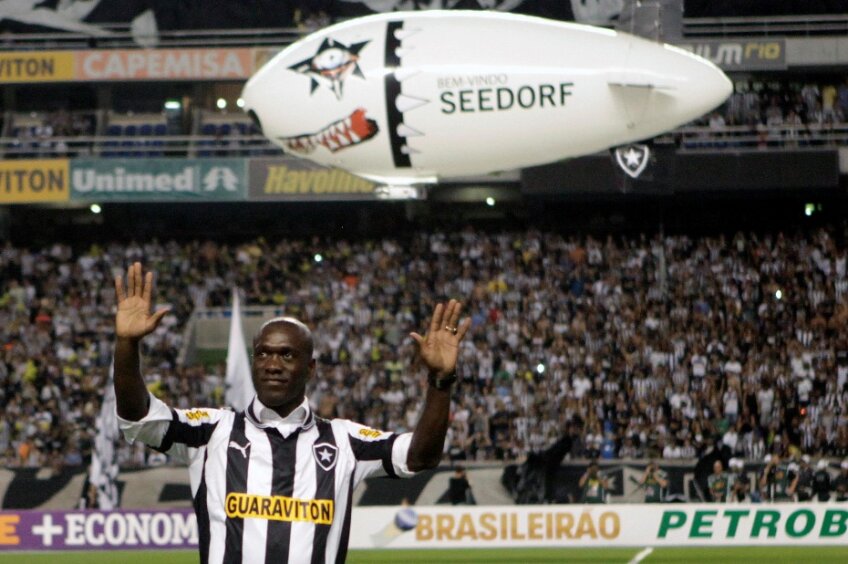 Clarence Seedorf în timpul prezentării la Botafogo (foto: Reuters)