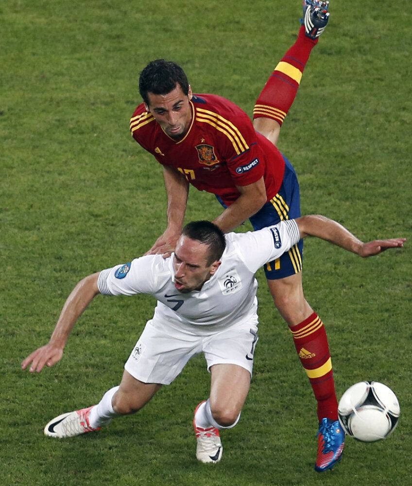Secvenţă din meciul Spania - Franţa 2-0, cu Arbeloa (în roşu) parcă ascultîndu-l pe ambasador şi lovindu-l pe Ribery // Foto: Reuters