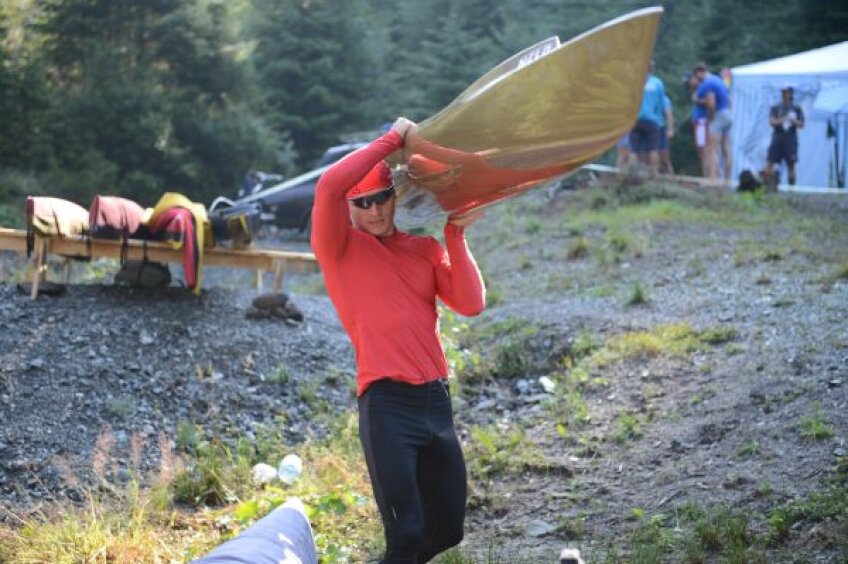 Victor Mihalachi își cară cu
atenție canoea spre apă pentru
a începe antrenamentul
Foto: Alex Nicodim