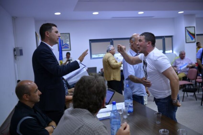 Jean Pavel (în alb) s-a răstit pe tot
parcursul ședinței la
Tanczos Barna,
președintele FRHG