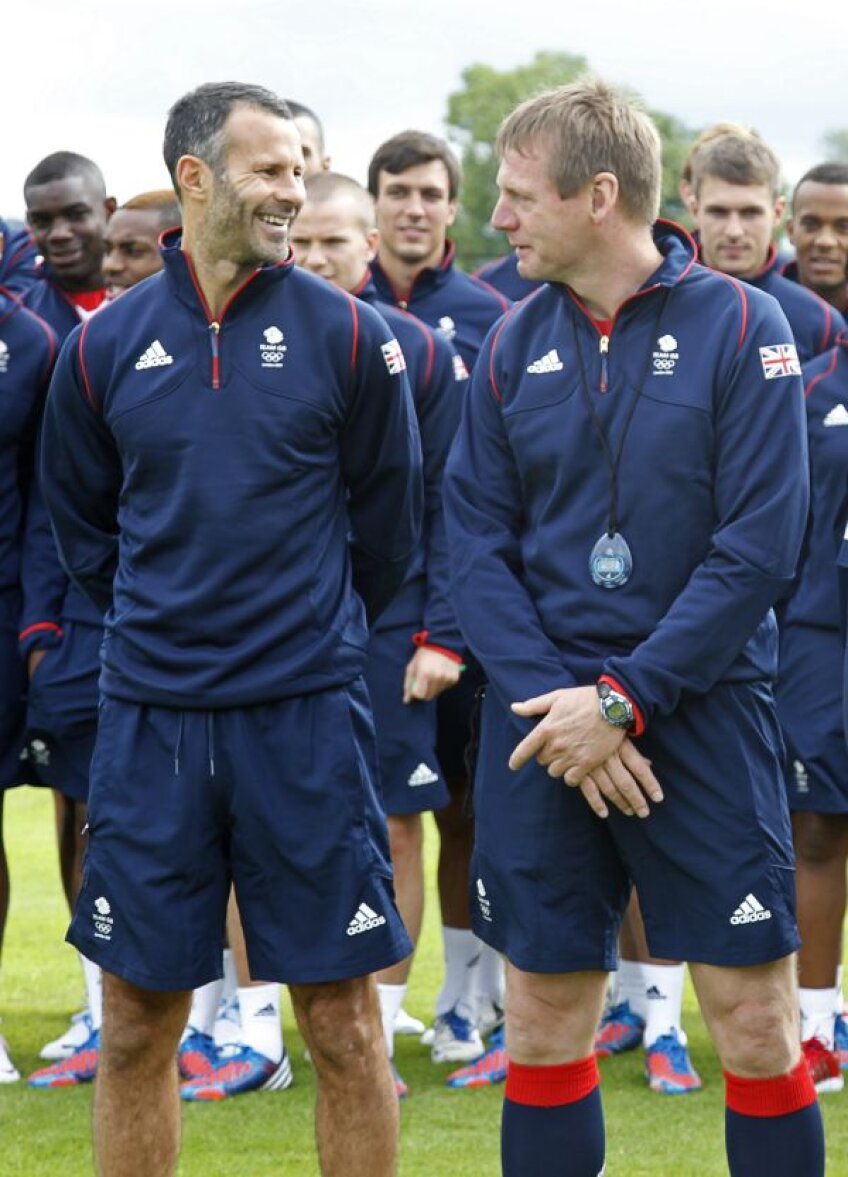 Giggs (stîngă) n-a prins cu
Țara Galilor nici un mare
turneu, dar va juca pentru
Marea Britanie la JO 2012,
antrenat de Pearce (dreapta)