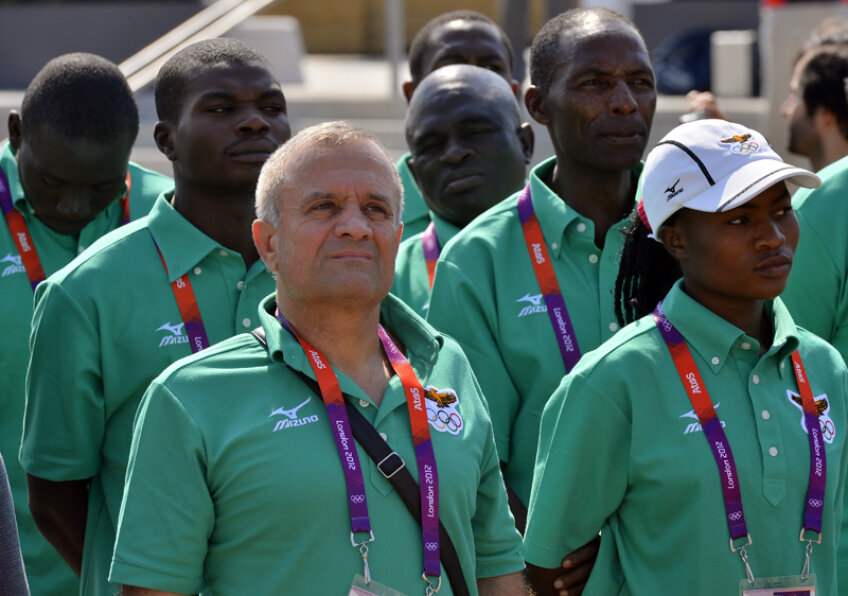 Dan Telearcă alături de sportivi din delegaţia Zambiei // Foto: Raed Krishan