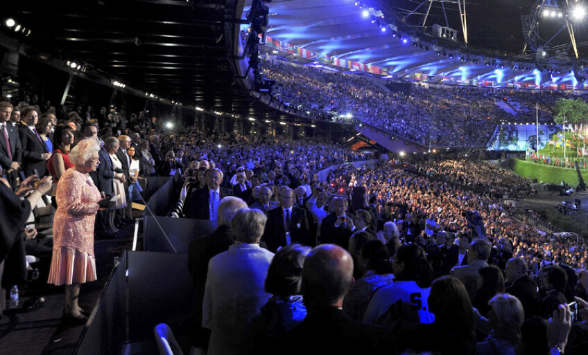 O arenă emoţionată şi respectuoasă îşi întoarce chipurile spre Regină // Foto: Reuters